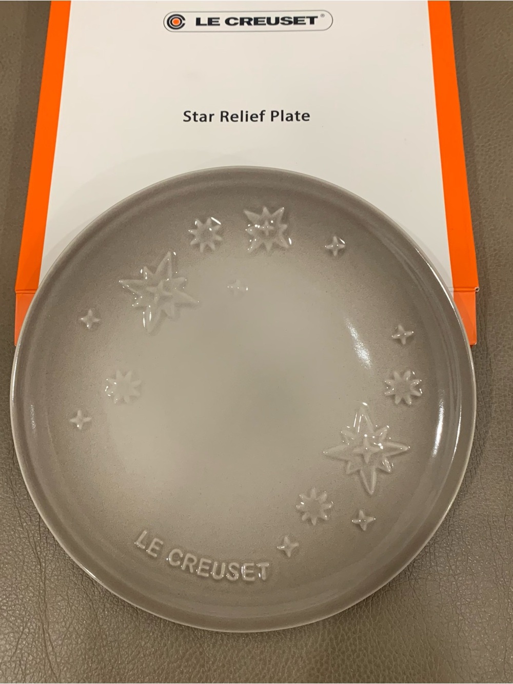 BNIB Le Creuset 19cm Star Relief Round Plate Nutmeg